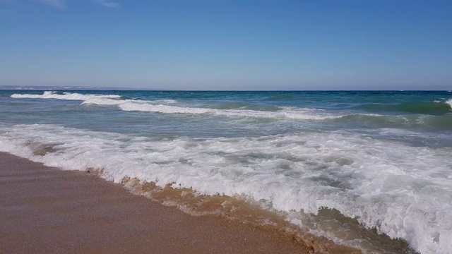 黑海，夏日阳光下的海滩海景。在泻湖海滩，瓦尔纳，保加利亚。4K超高清，视频剪辑。视频素材