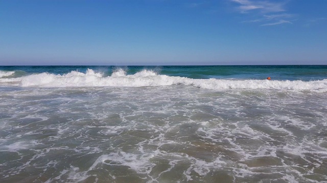 黑海，夏日阳光下的沙滩海景。在泻湖海滩，瓦尔纳，保加利亚。4K超高清，视频剪辑。视频素材