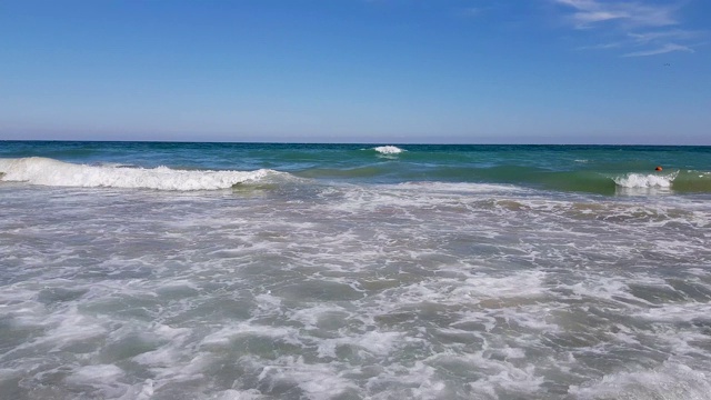 黑海，夏日阳光下的海滩海景。在泻湖海滩，瓦尔纳，保加利亚。4K超高清，视频剪辑。视频素材