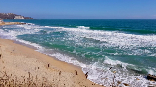 黑海，夏日阳光下的海滩海景。在泻湖海滩，瓦尔纳，保加利亚。4K超高清，视频剪辑。视频素材