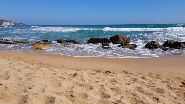 黑海，夏日阳光下的海滩海景。在泻湖海滩，瓦尔纳，保加利亚。4K超高清，视频剪辑。视频素材