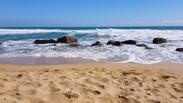 黑海，夏日阳光下的海滩海景。在泻湖海滩，瓦尔纳，保加利亚。4K超高清，视频剪辑。视频素材