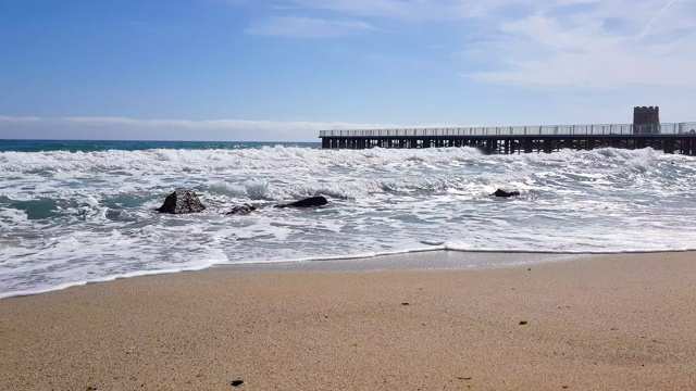 黑海，夏日阳光下的海滩海景。在泻湖海滩，瓦尔纳，保加利亚。4K超高清，视频剪辑。视频素材