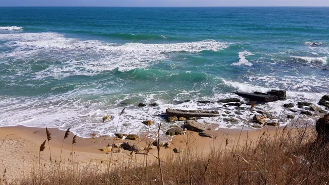 黑海，夏日阳光下的海滩海景。在泻湖海滩，瓦尔纳，保加利亚。4K超高清，视频剪辑。视频素材