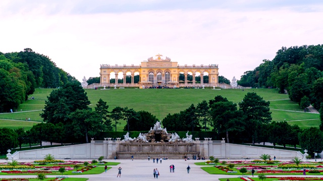 奥地利的维也纳。维也纳美泉宫(Schloss Schoenbrunn)日落的景色视频素材