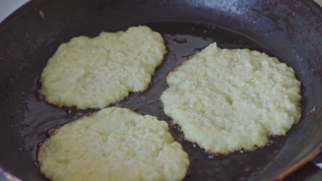 特写土豆煎饼在油煎锅。间隔拍摄视频素材