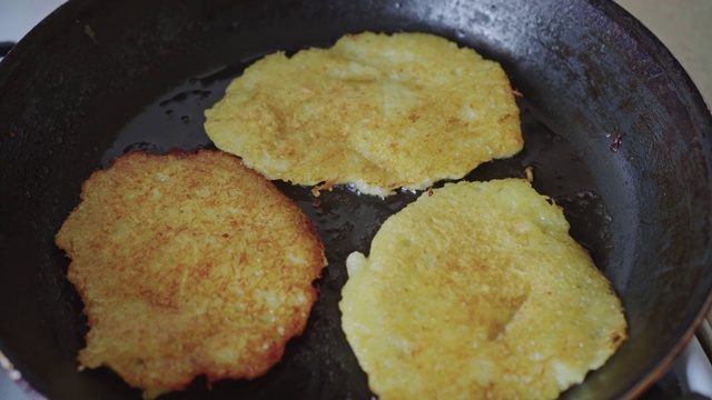 特写土豆煎饼在油煎锅视频素材