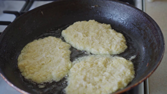 特写土豆煎饼在油煎锅视频素材