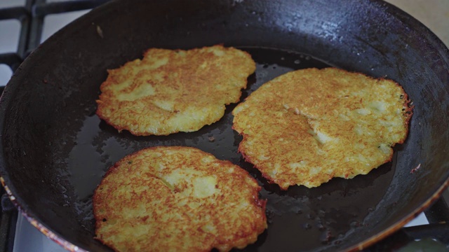 特写土豆煎饼在油煎锅视频素材