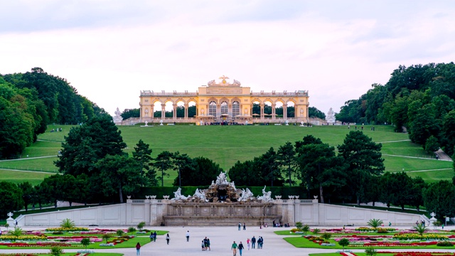 奥地利的维也纳。维也纳美泉宫(Schloss Schoenbrunn)日落的景色视频素材