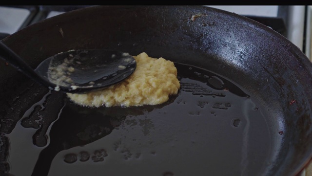 特写土豆煎饼在油煎锅视频素材