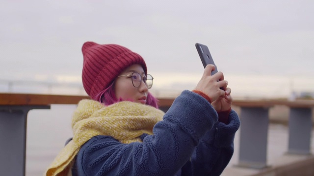 亚洲女游客在户外用手机拍摄全景照片视频素材