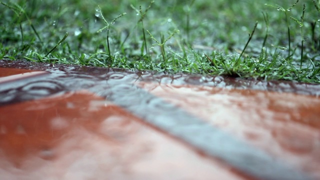 在雨季，雨滴落在地面上视频素材