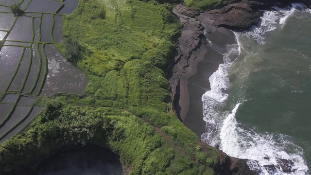 海洋海岸线上农田的鸟瞰图视频素材