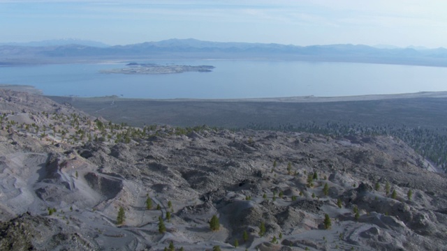 鸟瞰图的Mono - inyo火山口和Mono湖，Mono县，加利福尼亚州，美国。视频素材