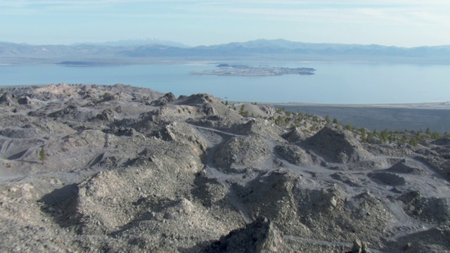 鸟瞰图的Mono - inyo火山口与Mono湖的背景在Mono县，加利福尼亚州，美国。视频素材