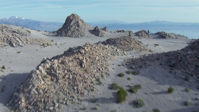 鸟瞰图的Mono - inyo火山口与Mono湖的背景在Mono县，加利福尼亚州，美国。视频素材