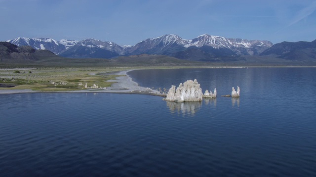 鸟瞰图的凝灰岩塔在莫诺湖和雪山，莫诺县，加利福尼亚州，美国。视频素材