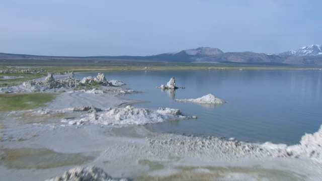 鸟瞰图的凝灰岩塔在莫诺湖和雪山，莫诺县，加利福尼亚州，美国。视频素材