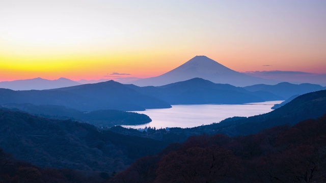 夕阳西下山峦倒影风景视频素材