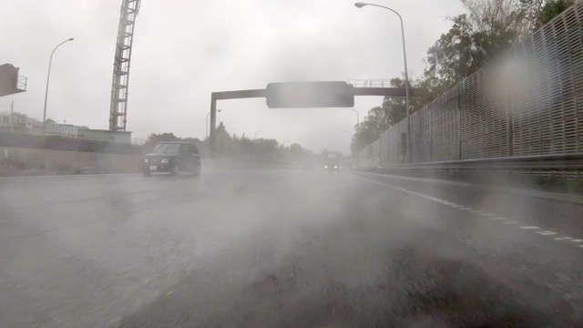 开车穿过下雨的公路/后视图视频素材