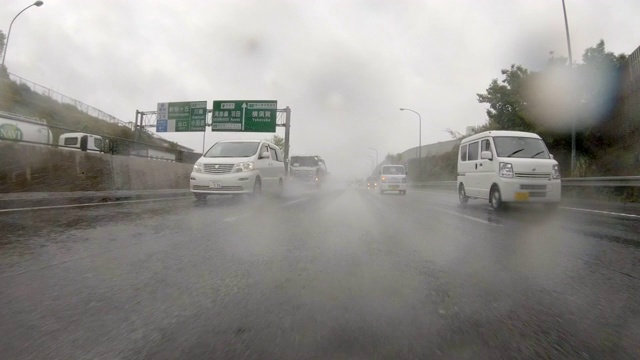 开车穿过下雨的公路/后视图视频素材