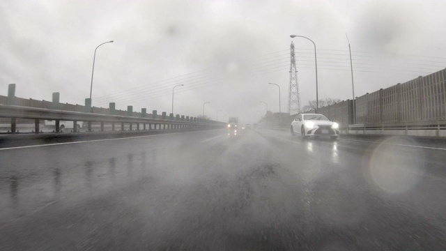 开车穿过下雨的公路/后视图视频素材