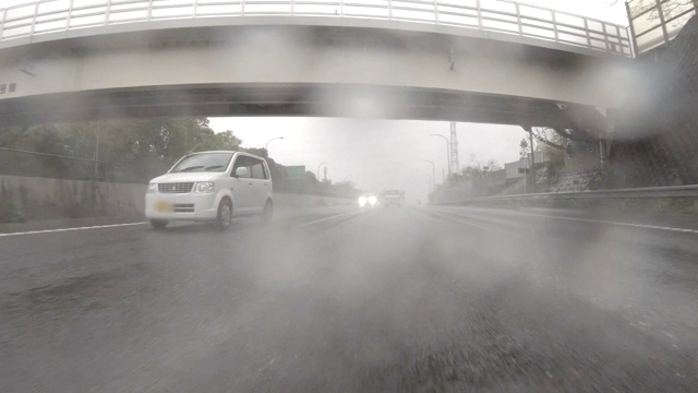 开车穿过下雨的公路/后视图视频素材