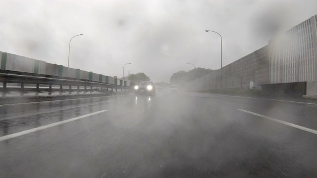 开车穿过下雨的公路/后视图视频素材