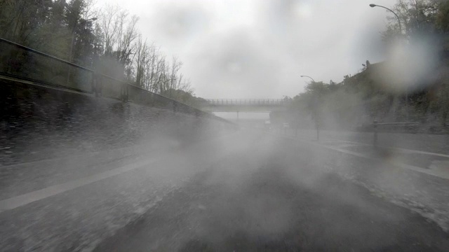 开车穿过下雨的公路/后视图视频素材