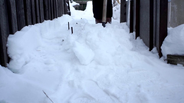 用铁铲铲雪。用塑料铲清理积雪。有选择性的重点视频素材