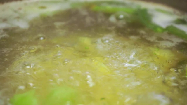 用土豆煮汤，在锅里煮开水，特写，宏视频素材