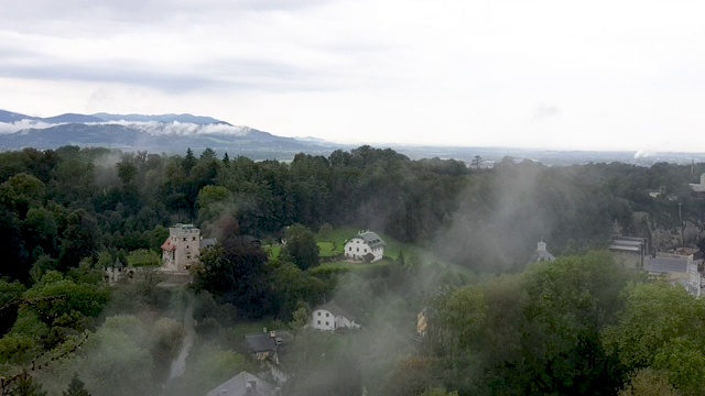 Freyschlosschen在Salzburg市的Monchsberg。2018年8月，在多云多雾的夏日，从霍亨萨尔茨堡城堡俯瞰。视频素材