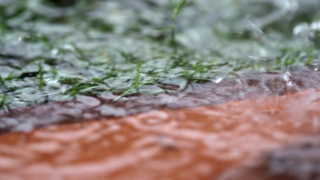 在倾盆大雨的日子里，雨滴以缓慢的动作落在地上，巨大的雨滴视频素材