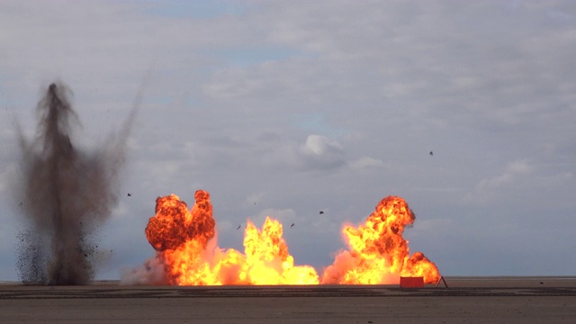 海滩上爆炸产生4K黑烟视频素材