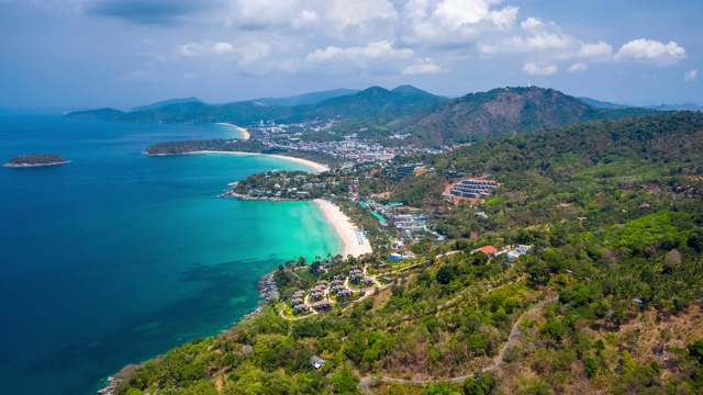 泰国普吉岛海岸的高空坍塌。在晴朗的日子里，飞过卡塔诺伊、卡塔和卡隆的海滩，天空中有云。热带岛屿普吉岛的时间流逝视频素材