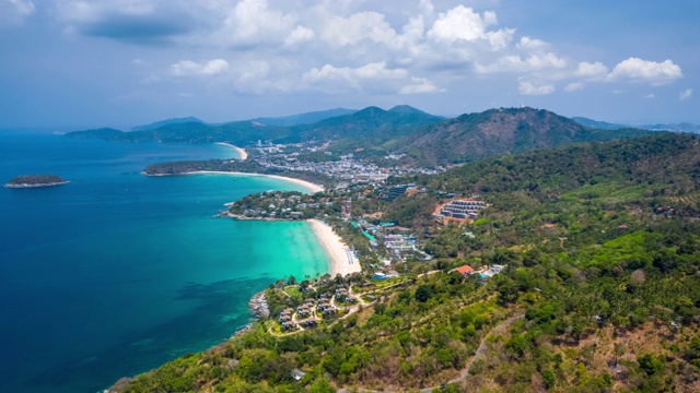 泰国普吉岛海岸的高空坍塌。在晴朗的日子里，飞过卡塔诺伊、卡塔和卡隆的海滩，天空中有云。热带岛屿普吉岛的时间流逝视频素材