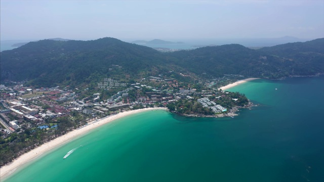 泰国普吉岛海岸的高空坍塌。在晴朗的日子里，飞过卡塔诺伊、卡塔和卡隆的海滩，天空中有云。热带岛屿普吉岛的时间流逝视频素材