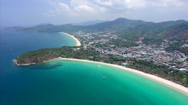 泰国普吉岛海岸的高空坍塌。在晴朗的日子里，飞过卡塔诺伊、卡塔和卡隆的海滩，天空中有云。热带岛屿普吉岛的时间流逝视频素材