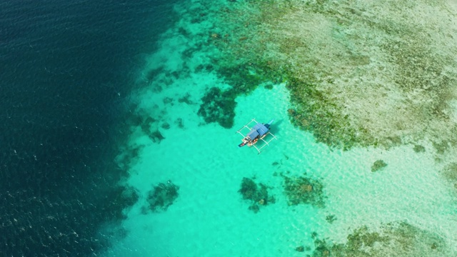 泻湖中清澈的蓝色海水视频素材