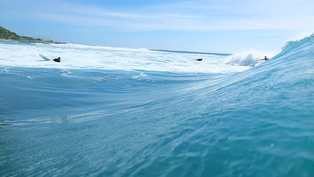 大浪冲击着瓦胡岛的海岸视频素材