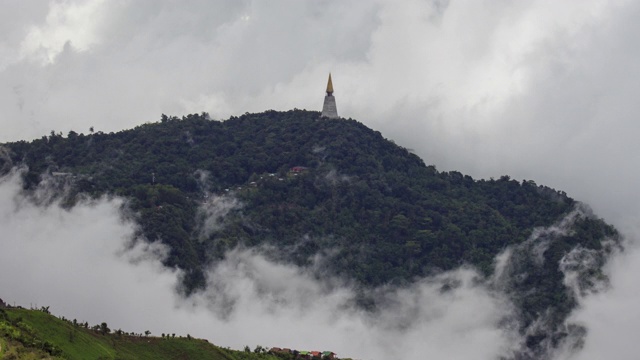 雾和高层云的时间流逝在泰国普图贝尔山顶，雾超过山峰和森林。雨后自然视频素材