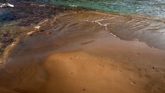 穆尔西亚阿圭拉斯海滩上柔和的海浪视频下载