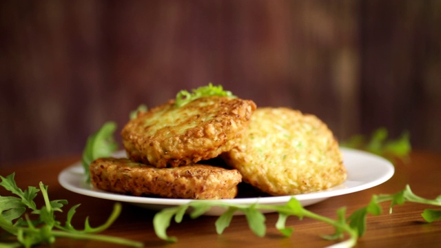 素菜炒白菜煎饼装在盘子里视频素材