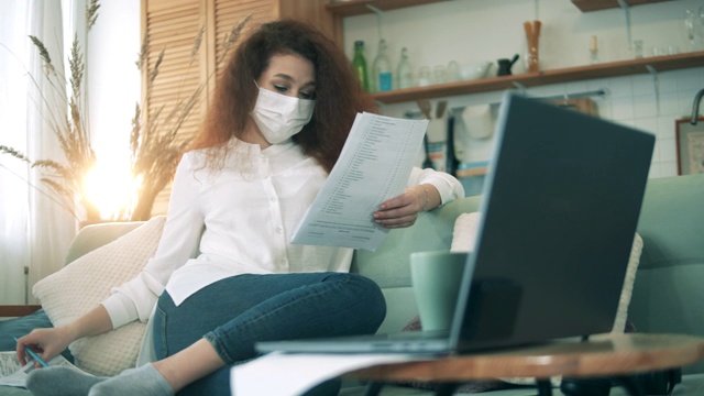 你是一名在线学生，在隔离期间在家处理文件。视频素材