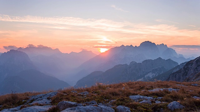 在夕阳的照耀下，层层叠叠的山脉呈现出五颜六色的景象视频素材