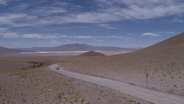 在安第斯山脉的一条土路上，一个露营者正在开车视频素材