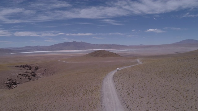 在安第斯山脉的一条土路上，一个露营者正在开车视频素材