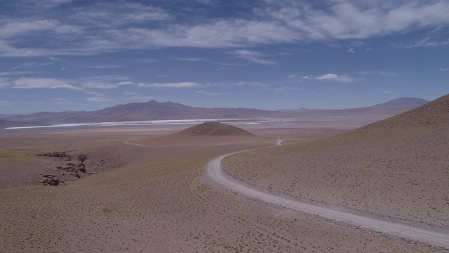 在安第斯山脉的一条土路上，一个露营者正在开车视频素材