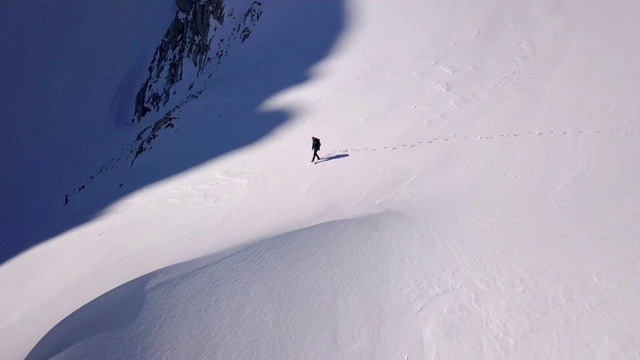 无人机拍摄的一个孤独的徒步旅行者在高山上视频素材